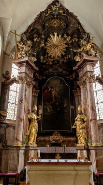 Barok kilise sunağı, yaldızlı heykeller, dini tablolar ve Grein an der Donau, Yukarı Avusturya 'daki tarihi kilisenin süslemeleri..
