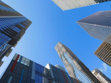 Şehrin gökdelenleriyle çevrili Gökyüzüne bak