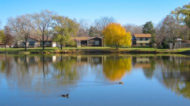 Sonbaharda güneşli bir günde Varoşlarda Göl Manzarası