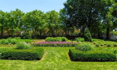 Güneşli bir günde Baharda Halk Parkı