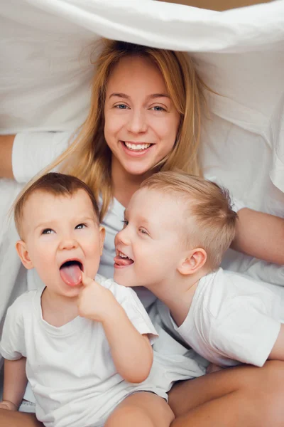 Happy famili in bed. — Stock Photo, Image