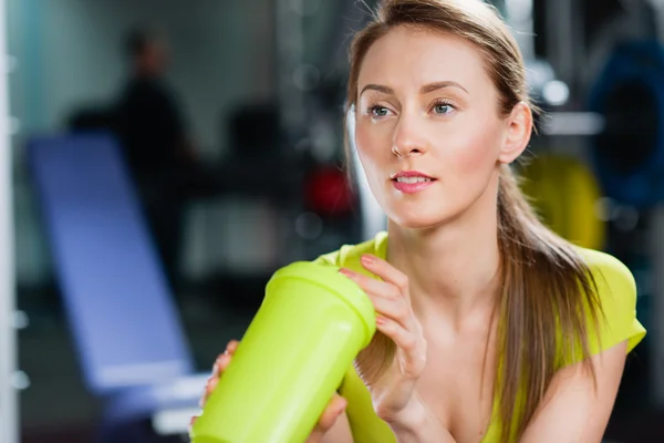 Portrait of lovely girl holding bottle of water in her hands — Stock Photo, Image