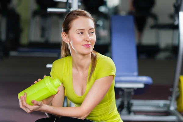 Portrait of a girl with a bottle in the gym — Stock Photo, Image