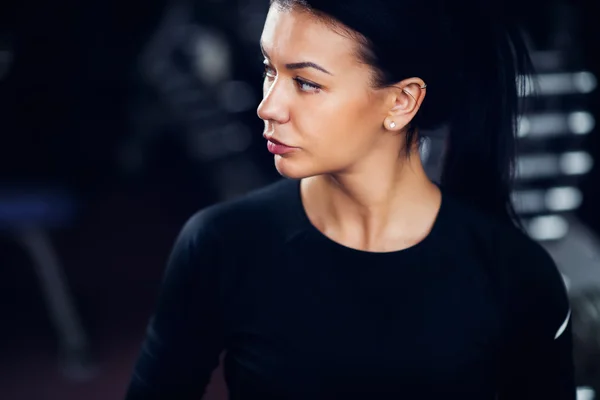 Portrait of woman in black in gym — Stock Photo, Image