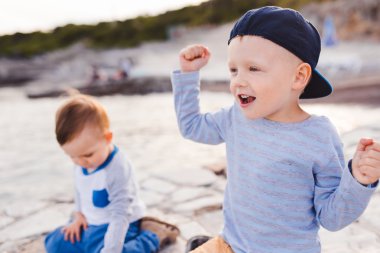  Taşlar okyanusta savurma çocuklar ve bu sevinç