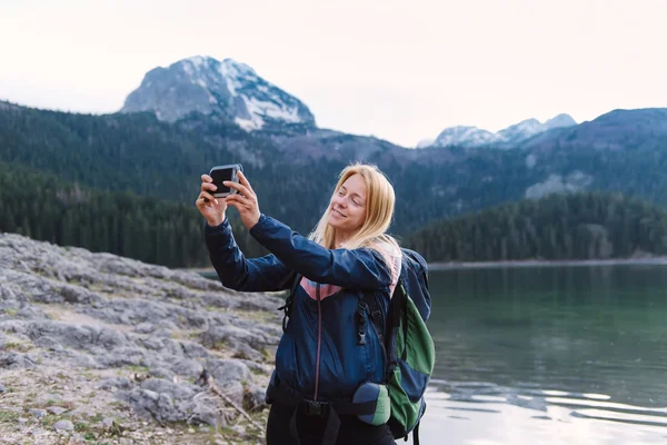 frau macht selfie beim wandern in der natur — stockfoto