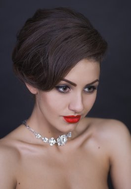 Kırmızı dudaklar ve süs boyun ile kız