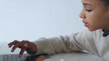 İlkokul Afrikalı Amerikalı Öğrenci Çocuk Çalışması, dizüstü bilgisayar kullanıyor. Uzaktan öğrenme çevrimiçi eğitim. Evde dijital tablet bilgisayarı olan ve okul ödevi yapan liseli bir kız..