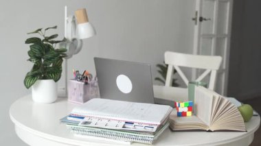 Okul ya da üniversite öğrencileri için masa başı çalışma alanı. Çocuklar için eğitici şeyler, evde online dersler, uzak kurslar, çocuklar için ödev, okul. Kopyalama alanı olan beyaz kavram