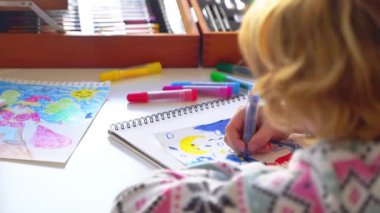 Noel Baba 'ya yeni yıl tatili için mektup yazan çocuk, rahat Noel süslemeleri ve ışıkları, renkli kalemler çizen kız, Noel Baba' ya hediyeler hazırlayan çocuk,