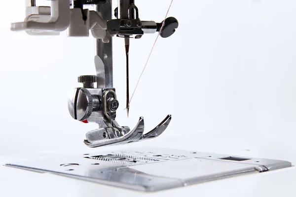 Beyaz dikiş makinesi