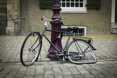 bir kırık tekerlek ile eski vintage Bisiklet