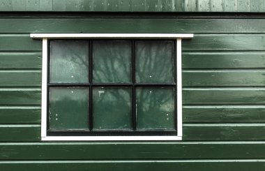 yeşil duvar ile bir pencere
