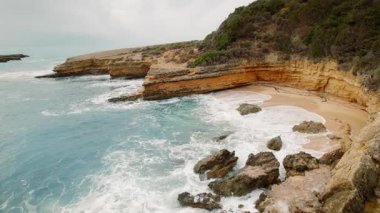 Yunanistan 'ın Kefalonya yazında tenha bir sahil koyuna deniz dalgaları çarpıyor.