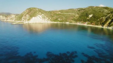 Yunanistan 'da Kefalonya' da turkuvaz suyu ve yeşil tepeli sakin bir körfezin havası.