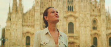 İtalya 'daki Milano Katedrali Duomo di Milano' nun mimari cephesine hayran bir kadın..