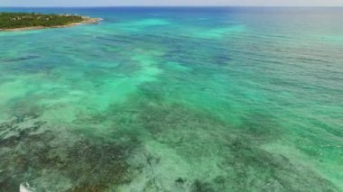 Turkuaz okyanus suyu, Karayip Denizi 'nin yukarısından Meksika' ya bakıyor..