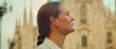 İtalya 'daki Katedral Duomo di Milano' ya bakan kadın profili.