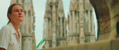 İtalyan bayrağına sahip turist Milan Katedral kulelerinin gotik mimarisine hayran..