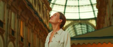 Kadın Milano 'daki Galleria Vittorio Emanuele II' ye bakıyor..