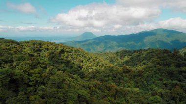 Kosta Rika 'daki Arenal volkanı ile yağmur ormanları üzerinde sürüklenen bulutlar.