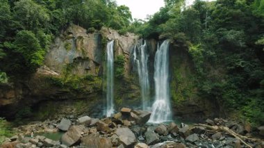 Kosta Rika 'daki tropikal ormanlardaki kayalık uçurumlarda şelaleler çağlıyor..