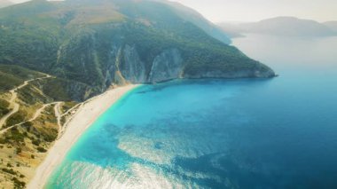 Yunanistan 'ın Kefalonya bölgesinde sarp kayalıklarla ve derin mavi denizlerle çevrili uzun sahil manzarası.