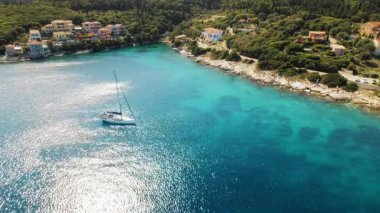 Yunanistan 'ın Kefalonia kentinde demirli yelkenli ve yamaç köylü turkuaz koy.