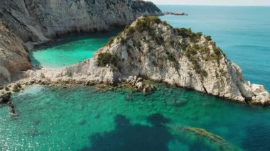 Kefalonia Yunanistan 'da kayalık adanın havadan manzarası ve kristal berrak deniz suyu.