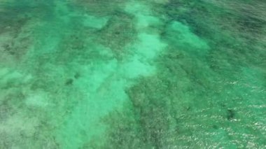 Karayip Denizi 'nin parlak turkuaz suları mercan oluşumlarını gösteriyor Meksika.