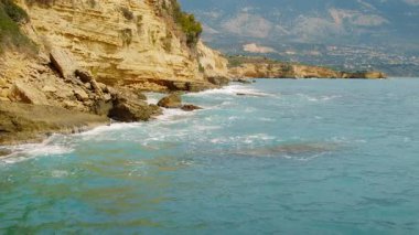 Kefalonya kıyı şeridi boyunca dramatik sahil kayalıkları ve turkuaz deniz manzarası.