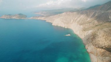 Sefalonya Yunanistan 'da kayalık kıyı şeridi ve turkuaz deniz suyunun havadan görünüşü.