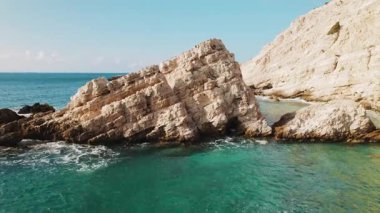 Cephalonia Adası 'ndaki engebeli bir sahil boyunca büyük kaya oluşumu ve turkuaz deniz..