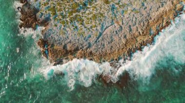 Akumal Meksika 'da dalgaların çarptığı kayalık kıyı şeridinin havadan görünüşü.