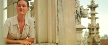 İtalya, Duomo di Milano 'nun çatısında mimari taş parmaklıkları izleyen bir kadın..