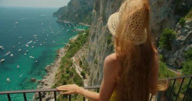 Via Krupp ve Marina Piccola 'ya Capri İtalya' da yaz seyahatleri sırasında tepeden bakan kadın..