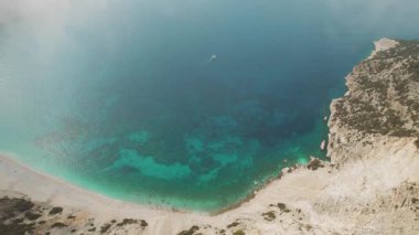 Yunanistan 'da Kefalonya' da beyaz kumlu tenha turkuaz körfezin havadan görünüşü.