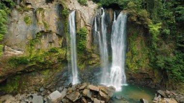 Kosta Rika 'daki yemyeşil orman ormanlarıyla çevrili Nauyaca Şelaleleri geniş bir görüş alanına sahip..