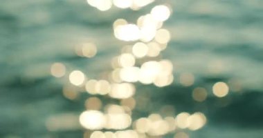 İtalya 'nın Capri kıyısındaki mavi deniz suyu yüzeyine yansıyan yumuşak Bokeh güneş ışığı.