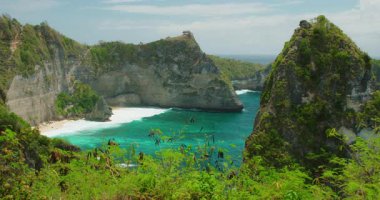 Nusa Penida Adası Bali Endonezya 'daki ünlü Diamond Sahili' nde turkuaz koy..