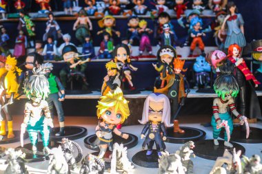 Yogyakarta - 4 Ekim 2025: Oyuncak pazarında raflarda çeşitli anime ve süper kahraman aksiyon figürlerinin renkli bir gösterisi. Anime ve çizgi roman dizilerinden popüler karakterlerin koleksiyonu