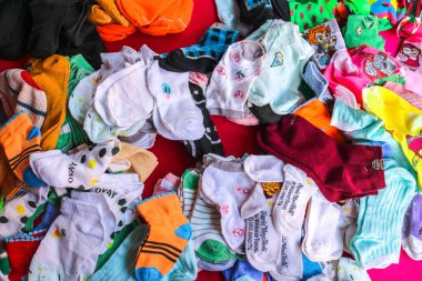 Yogyakarta - 4 Ekim 2025: Alışveriş merkezinde çeşitli çoraplar satan dükkanlar, raflarda renkli şirin çoraplar