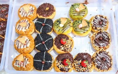 Çeşitli aromalı ve malzemeli çörekler. Çeşitli tatlılar satan bir çörek dükkanı..