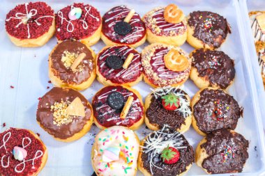 Çeşitli aromalı ve malzemeli çörekler. Çeşitli tatlılar satan bir çörek dükkanı..