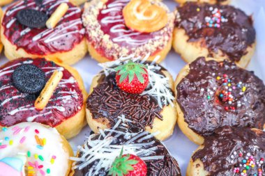 Çeşitli aromalı ve malzemeli çörekler. Çeşitli tatlılar satan bir çörek dükkanı..