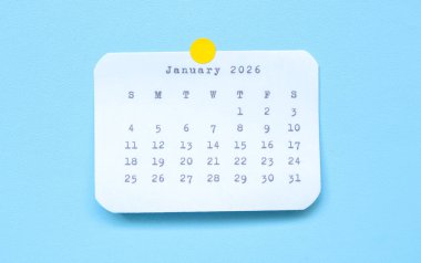 Ocak 2026 'da mavi arka plana yapıştırılmış bir kağıt çıkartması. Mavi arkaplana iliştirilmiş Ocak 2026 çıkartması. Asgari ve temiz takvim kavramı.