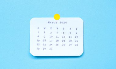 Mart 2026 'yı gösteren bir kağıt çıkartması mavi arka plana yerleştirilmiş. Mavi arka plana iliştirilmiş bir Mart 2026 çıkartması. Asgari ve temiz takvim kavramı.
