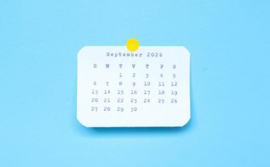 Eylül 2026 'yı gösteren bir kağıt çıkartması mavi arka planda. Eylül 2026 çıkartması mavi arka planda. Asgari ve temiz takvim kavramı.