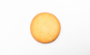 Bisküvilerin etrafında Danimarka usulü kurabiye. Beyaz arka planda izole edilmiş çeşitli şekillerde çeşitli tereyağlı kurabiyeler.