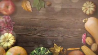 Kırsal ahşap masada sonbahar hasat gösterisi.